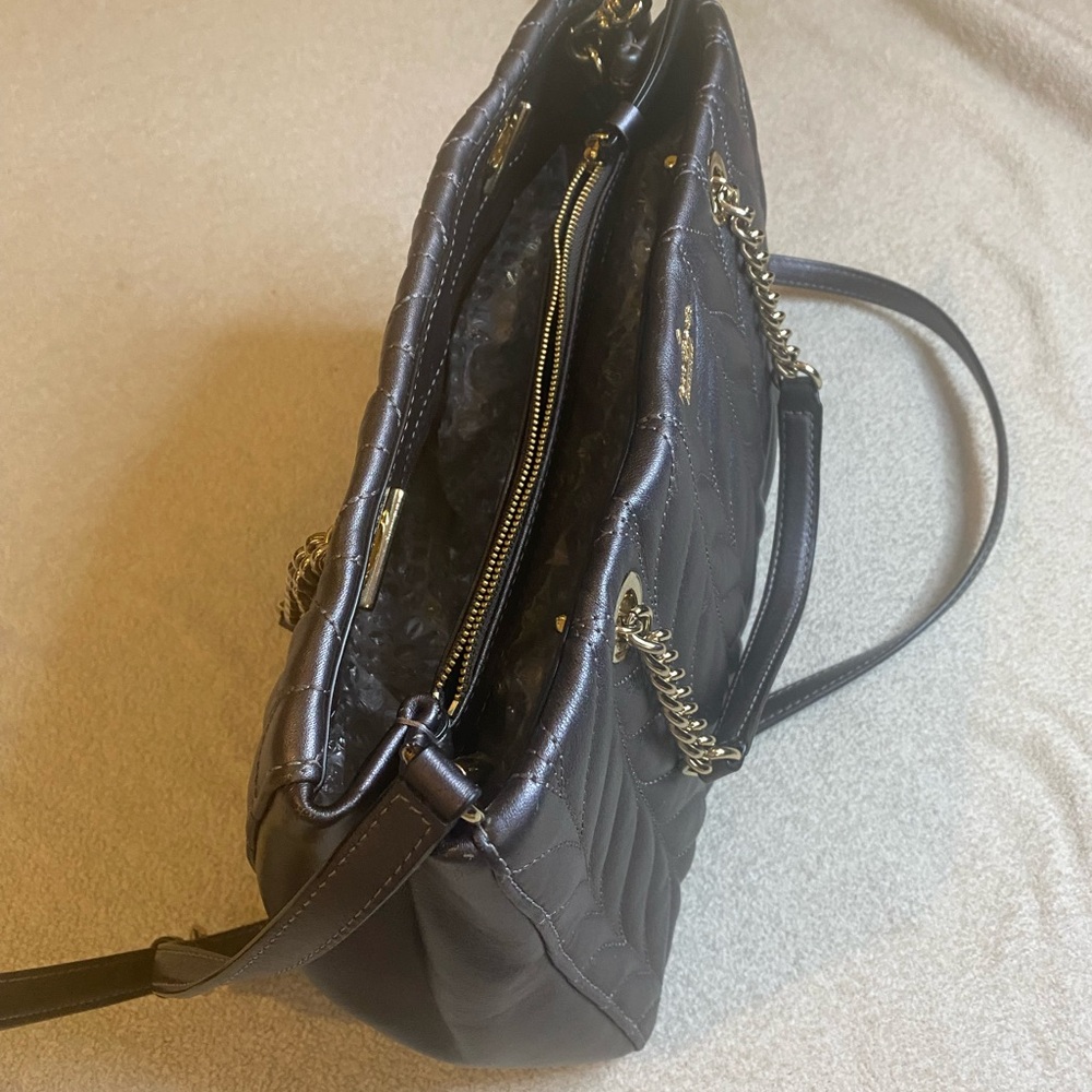 COPY - Kate Spade Silver Quilted Shoulder Bag with Gold hardware - Picture 2 of 13